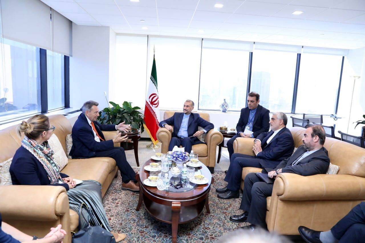 گفت‌وگوی وزیر خارجه ایران با رئیس کمیته صلیب سرخ