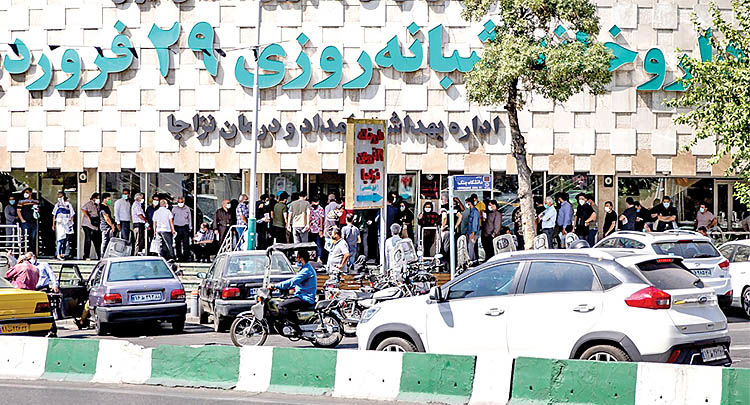 طلب هزار میلیاردی یک داروخانه در تهران / 15 ماه تاخیر در پرداخت بدهی بیمه‌ها