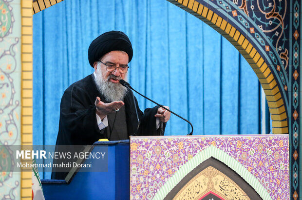 امام جمعه تهران: آنها که پول می‌دهند که فلان شعار کذایی را بدهید، جایگاهشان أَشِدّاءُ عَلَی الکُفّارِ است