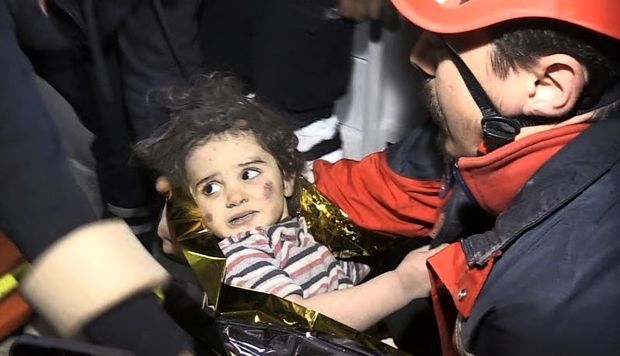 نجات معجزه‌آسای دختربچه 2 ساله از زیر آوار بعد از 88 ساعت