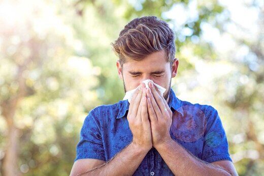 عوارض خطرناک نگه داشتن عطسه چیست؟