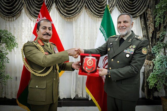 فرماندهان نیروی زمینی ارتش ایران و عمان دیدار کردند