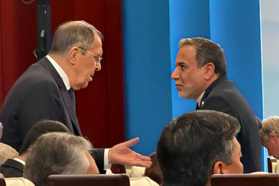 مذاکره عراقچی با لاوروف درباره برنامه هسته‌ای ایران