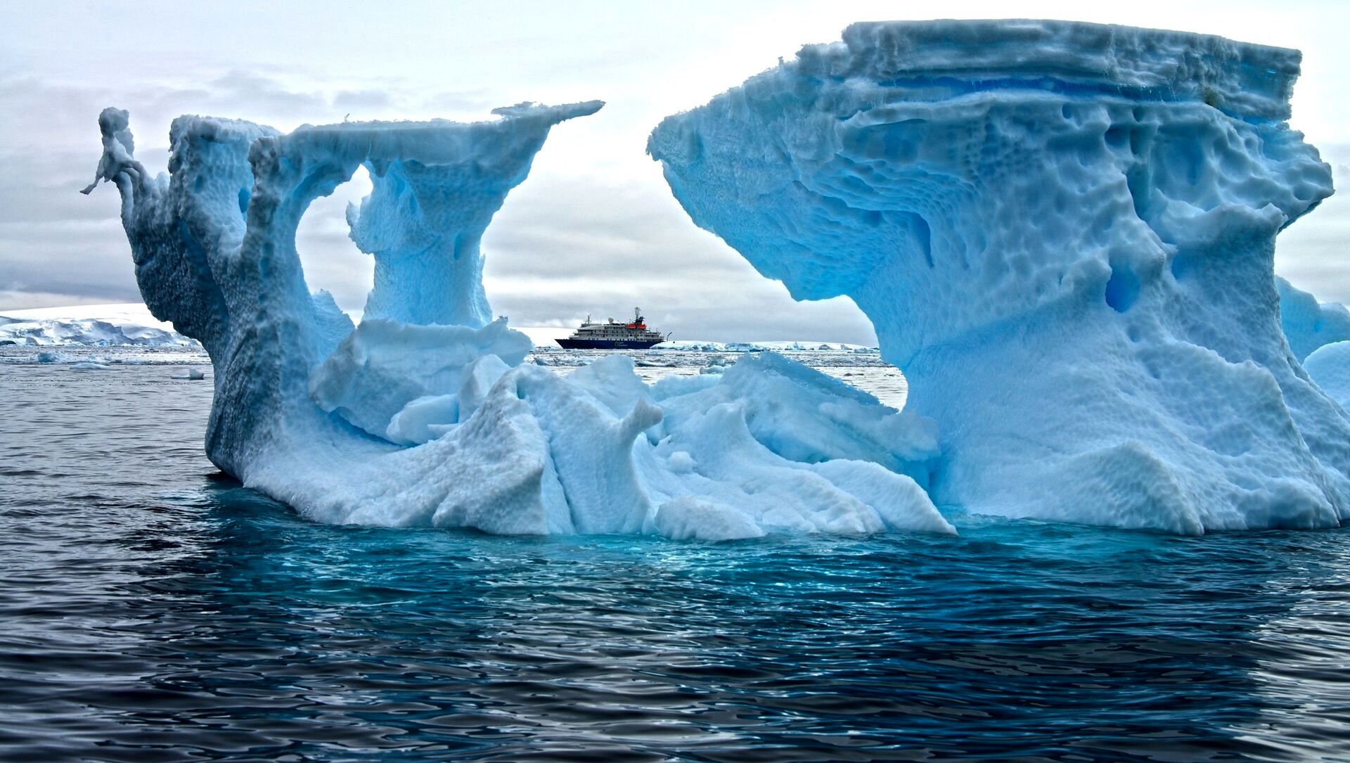 بزرگترین کوه یخی دنیا به حرکت درآمد + فیلم