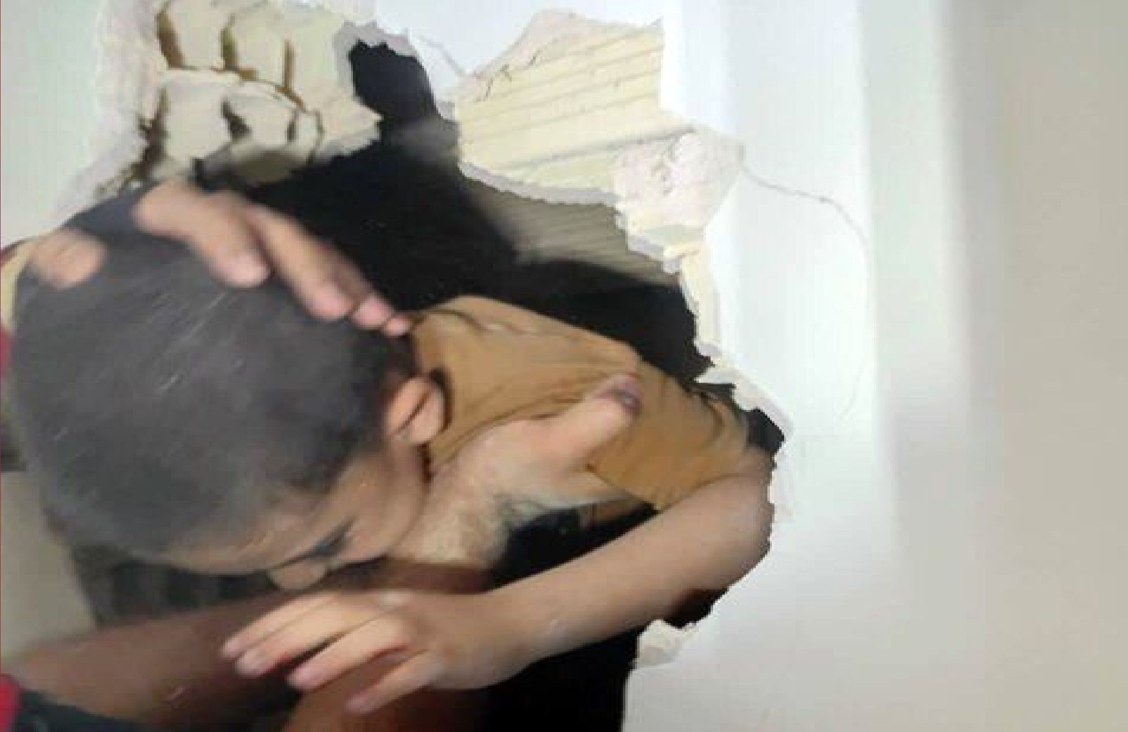 نجات معجزهآسای کودک 5ساله از درز انقطاع بین دو ساختمان