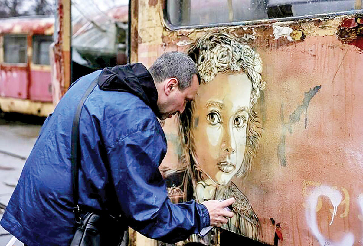 نقاشی هنرمند فرانسوی روی خرابه‏‏‌های اوکراین 
