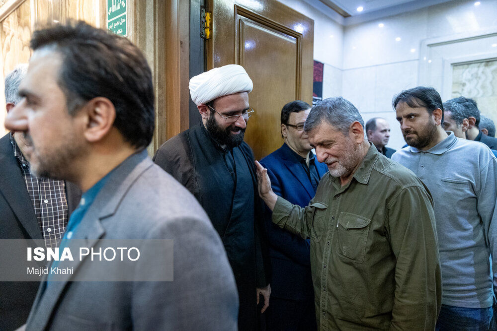  گریه‌های کاظم صدیقی شکار دوربین ها شد/ گفت و گوی حسین شریعتمداری با فرزند شهید لاریجانی/ تصاویری از مراسم گرامیداشت شهید علی لاریجانی