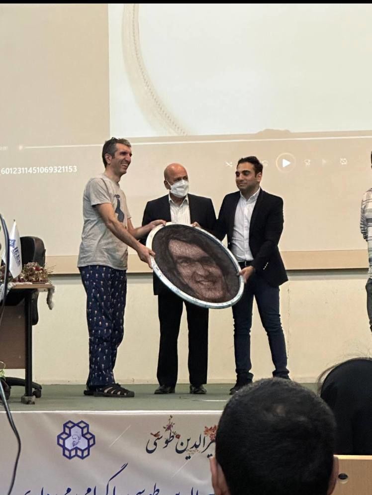 تصاویری جنجالی از شلوار گل گلی یک استاد دانشگاه 