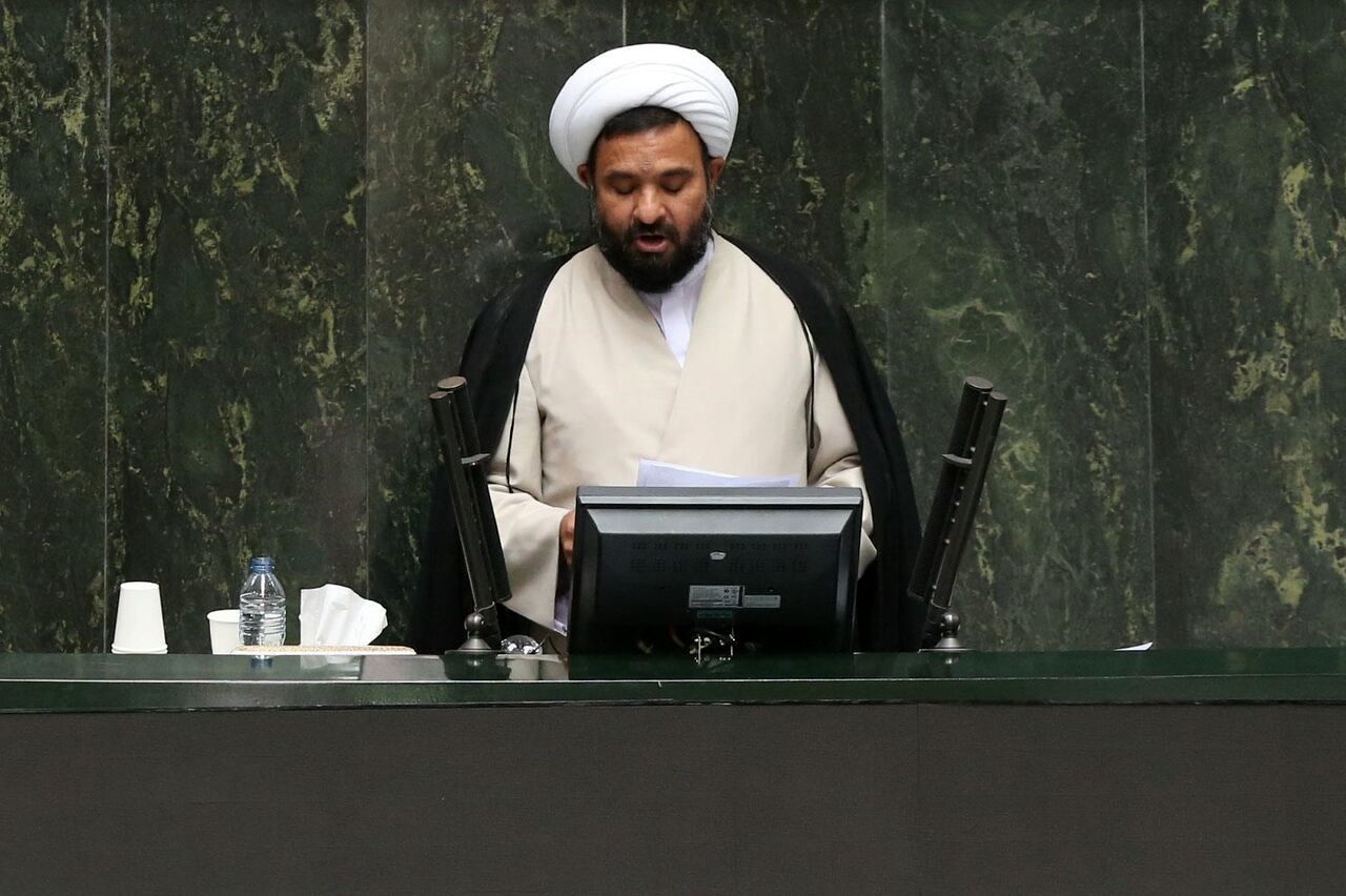 نماینده مجلس: همه وزرا و معاونانی که بالای شصت سال دارند، دسته‌جمعی استعفا دهند