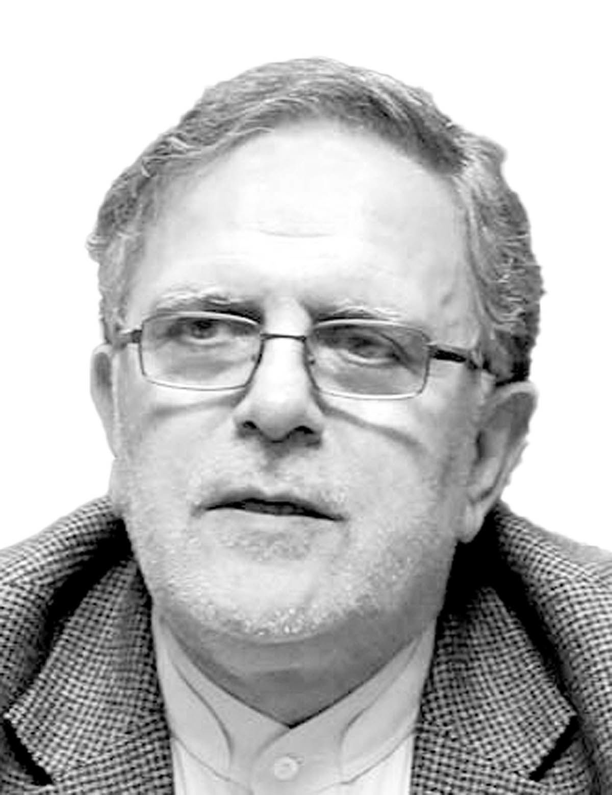 استقلال حرفه‌ای در فضایی پرتناقض