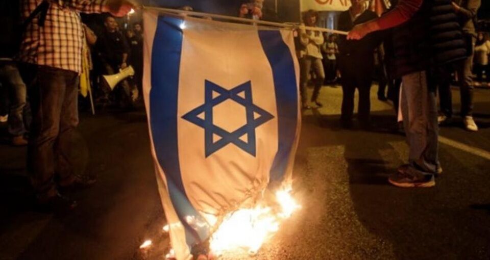 نماینده اردن پرچم اسرائیل را به آتش کشید