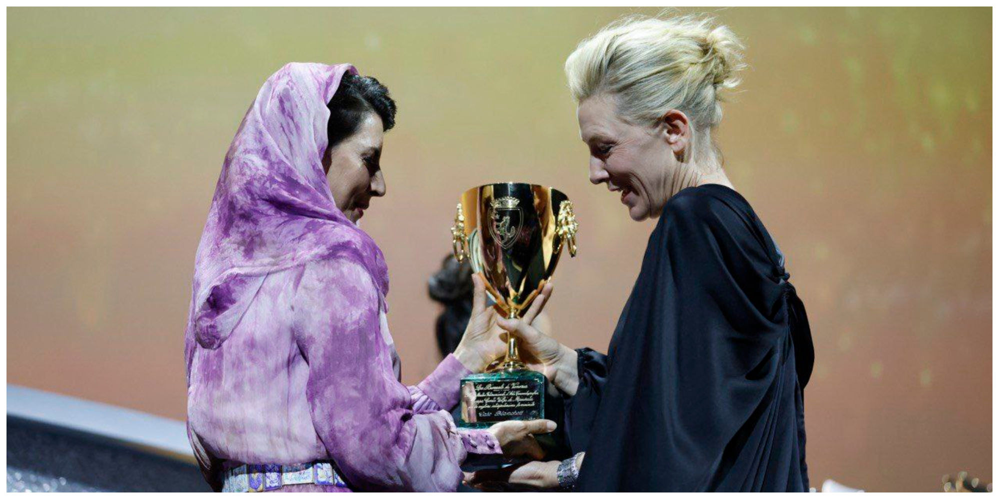 اهدای جایزه بهترین بازیگر زن جشنواره ونیز توسط لیلا حاتمی 