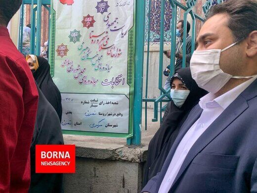 عکسی از دختر و داماد روحانی در صف رأی گیری