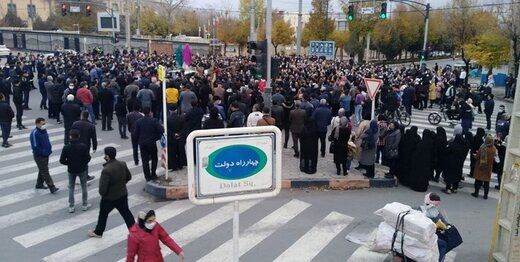 عکسی از تجمع اعتراضی مردم شهرکرد به دلیل کمبود آب