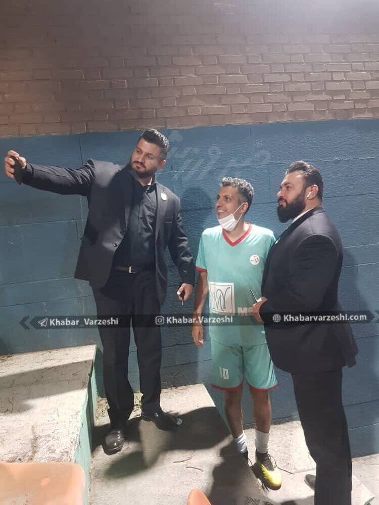 عادل فردوسی‌پور در احاطه دو بادیگارد درشت هیکل+عکس