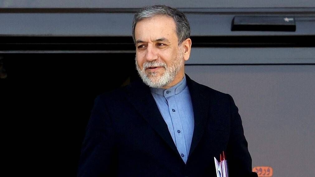 عراقچی پیش از آغاز مذاکرات با همتای عمانی گفت‌وگو می‌کند
