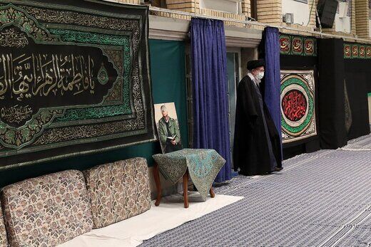 تصویری از رهبر انقلاب در مراسم عزاداری شهادت حضرت فاطمه زهرا(س)