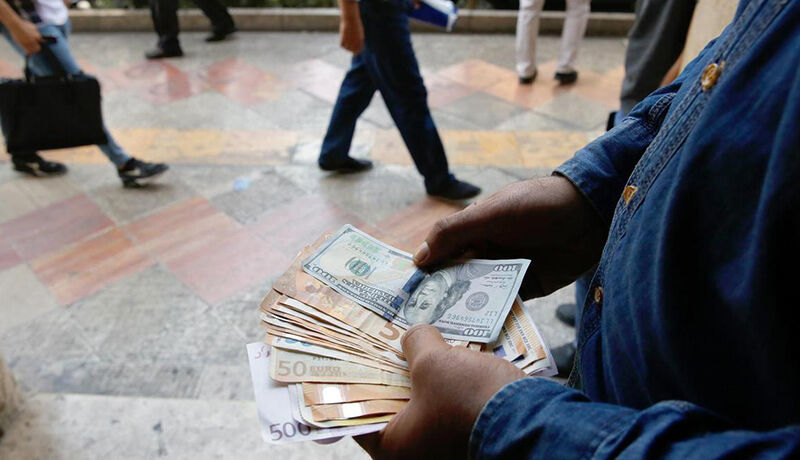 دستگیری 43 نفر از دلالان بازار ارز توسط وزارت اطلاعات