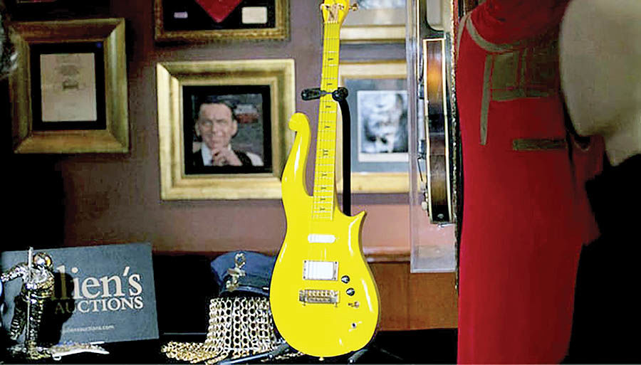 گیتار زرد پرینس ۲۲۵ هزار دلار فروش رفت