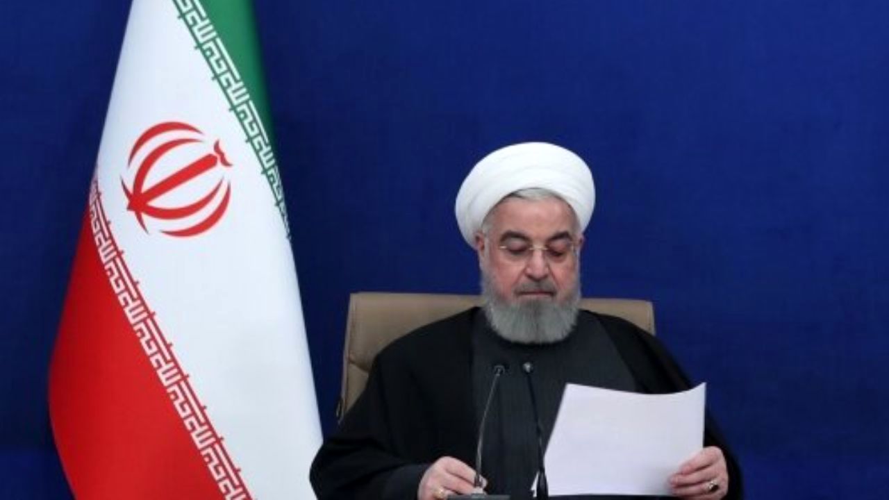 نگاه پر از خشم حسن روحانی به وزیر بهداشت/ عکس