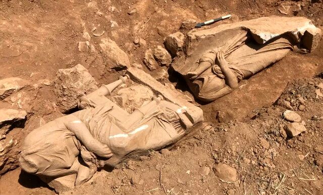 کشف مجسمه‌های تاریخی در قبری در یونان