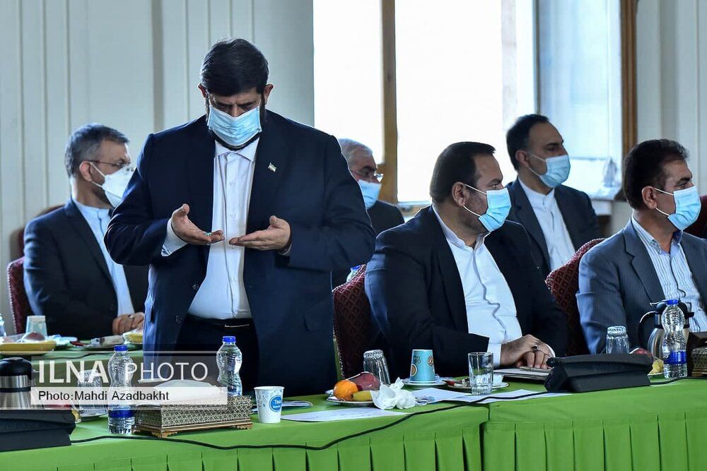 عکسی از نماز خواندن یکی از حاضران وسط جلسه دیدار وزیرخارجه با نمایندگان مجلس