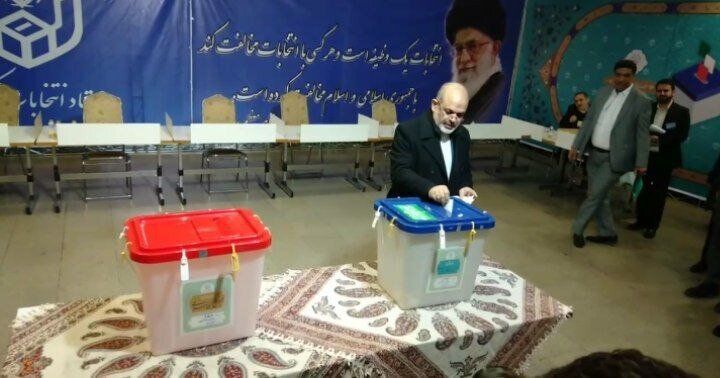وزیر کشور رأی خود را به صندوق انداخت +عکس
