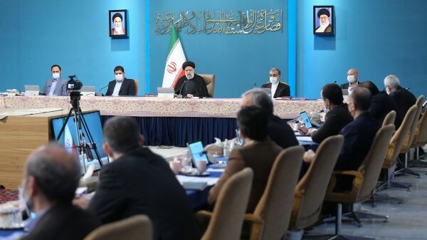 رئیسی: مردم در جریان الزامات دولت برای اصلاح نظام اقتصادی قرار گیرند