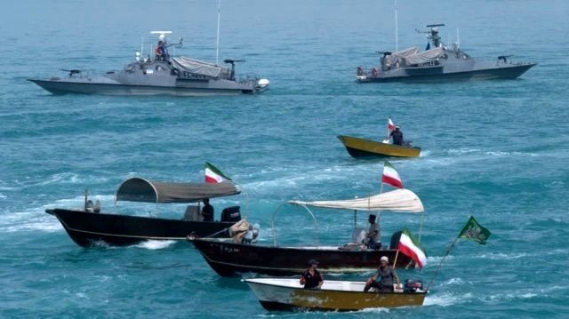 ایجاد یک «ایستگاه عوارضی» در تنگه هرمز توسط ایران/ آسوشیتدپرس: ایران  اکنون از کشتی‌ها می‌خواهد اطلاعات دقیقی را به اشتراک بگذارند و گاهی برای عبور، هزینه پرداخت کنند