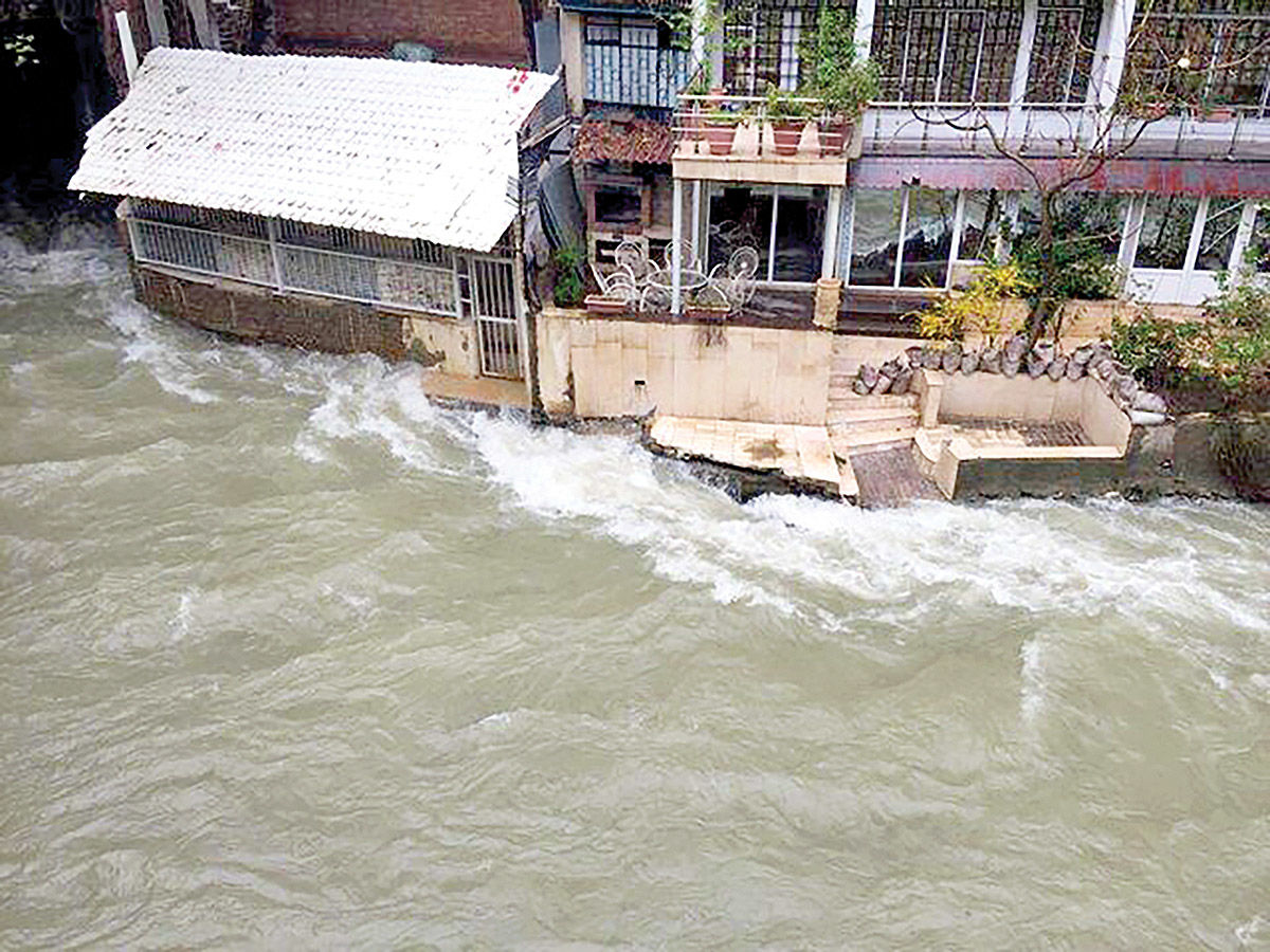 تعلیق «یورش به رودخانه‌ها»