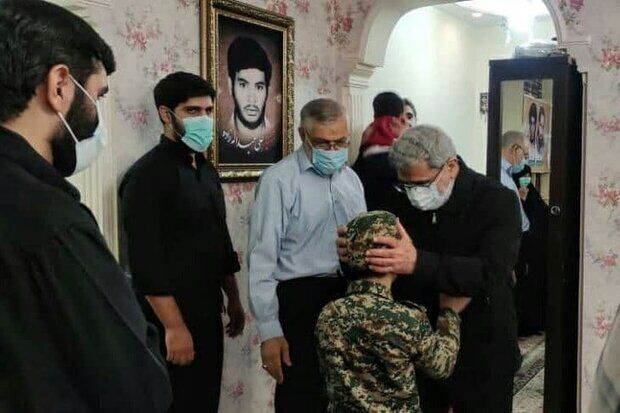 دیدار سردار قاآنی با خانواده شهید حسن عبدالله‌زاده