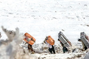 بار تجارت بر دوش کولبران