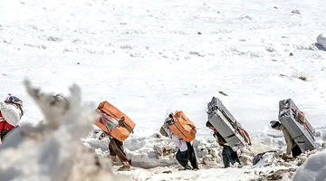 بار تجارت بر دوش کولبران
