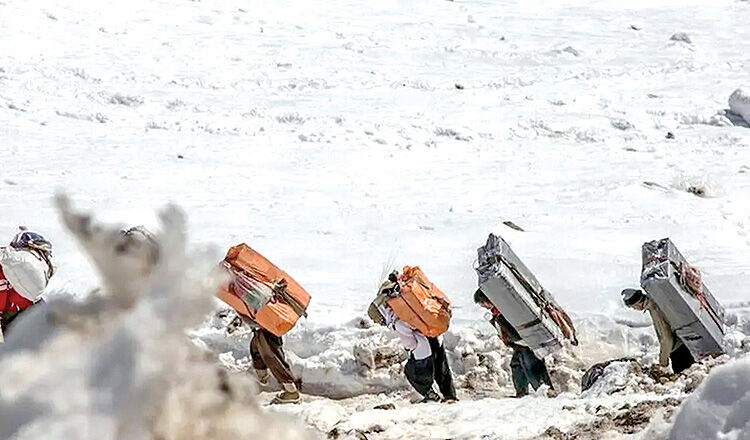 بار تجارت بر دوش کولبران