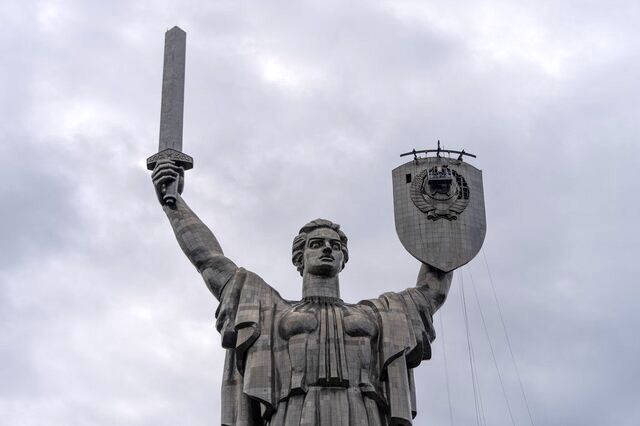 حذف نماد دوره شوروی از یادبود اوکراینی