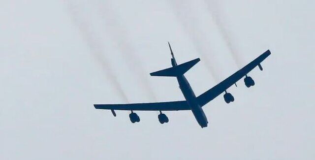 مانور ناگهانی هواپیمای مسافربری برای جلوگیری از برخورد با یک بمب‌افکن B-52 