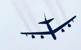 مانور ناگهانی هواپیمای مسافربری برای جلوگیری از برخورد با یک بمب‌افکن B-52 