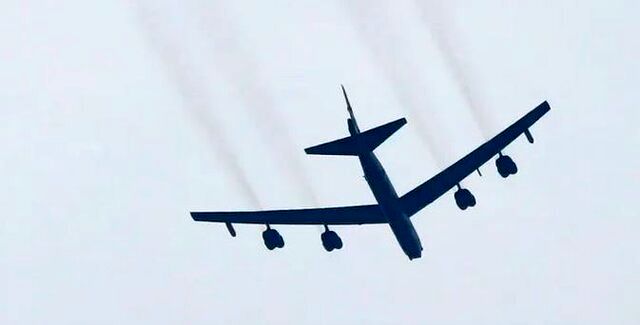 مانور ناگهانی هواپیمای مسافربری برای جلوگیری از برخورد با یک بمب‌افکن B-52