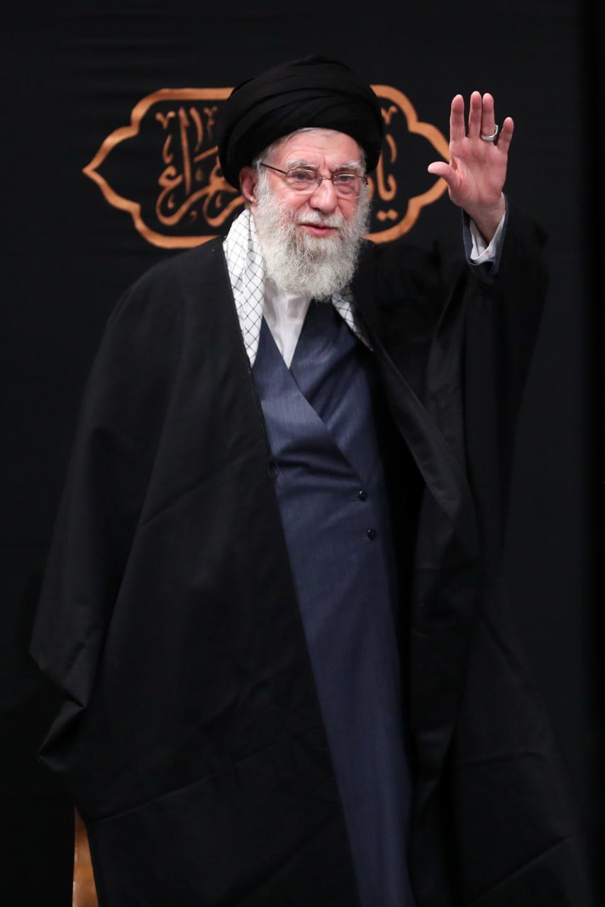 لحظه ورود رهبر انقلاب به حسینیه امام خمینی (ره) + فیلم