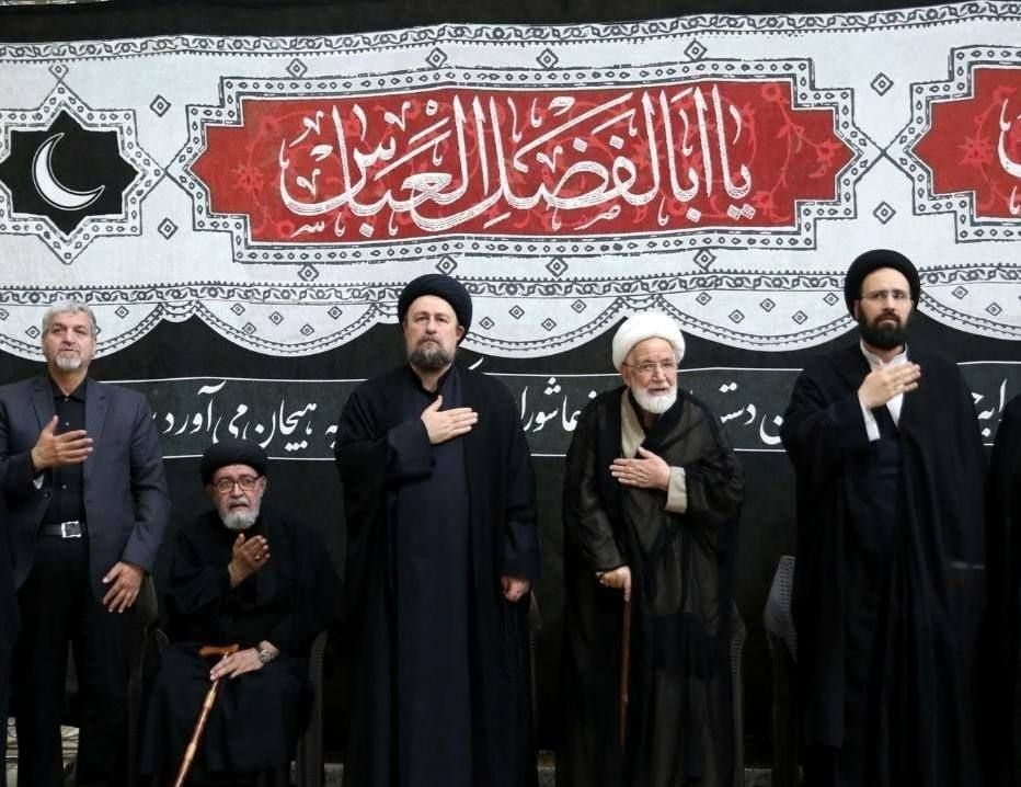 عکسی از مهدی کروبی در کنار سیدحسن و سیدعلی خمینی در حرم امام