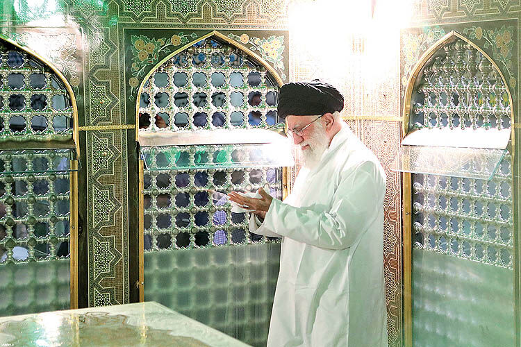 مضجع شریف حضرت امام‌رضا (ع) غبار روبی شد