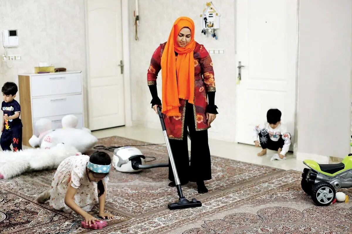 بیشتر از شاغلان رسمی کار می‌کنند، اما «بیکار» و «مصرف‌کننده» توصیف می‌شوند/ روایت  ۱۵ زن خانه‌دار از نگاه جامعه به خانه‌داری