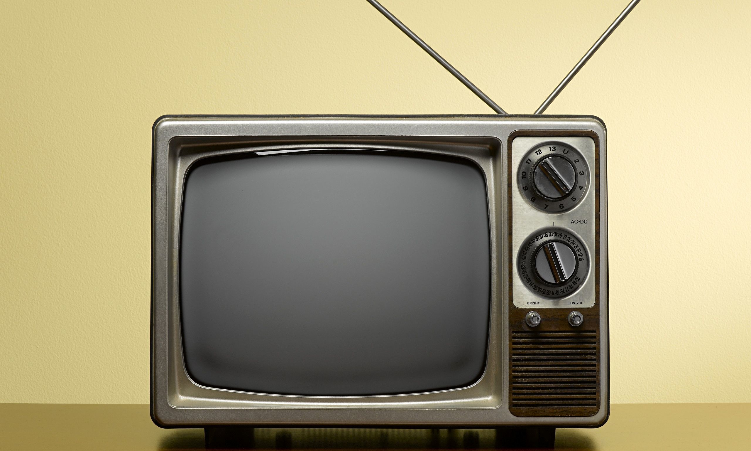 توهین به نماد‌های ایرانی در یک برنامه اینترنتی/ درفش کاویان سیبل شد!+ فیلم