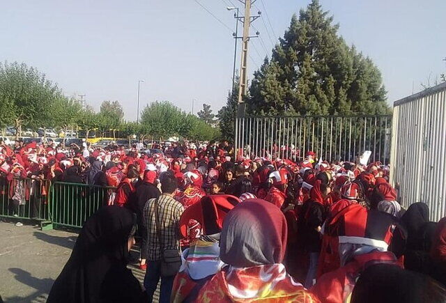 ورود بانوان هوادار پرسپولیس به آزادی