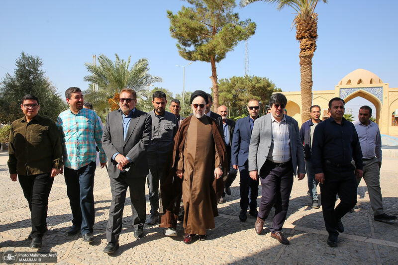 تصاویری از حضور سید محمد خاتمی بر مزار پدرش