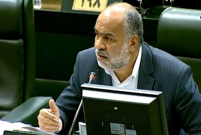 انتقاد نماینده مجلس از صداوسیما/ برای صحبت های نماینده برنامه طنز می‌ سازید اما برای تبیین قانون اساسی برنامه ای ندارید!