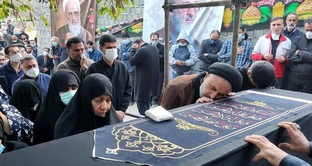 پیکر علامه حسن‌زاده آملی کنار همسرش آرام گرفت