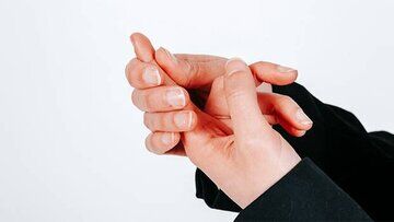  سردی انگشتان دست و پا را جدی بگیرید/ به این بیماری خاص دچارید!