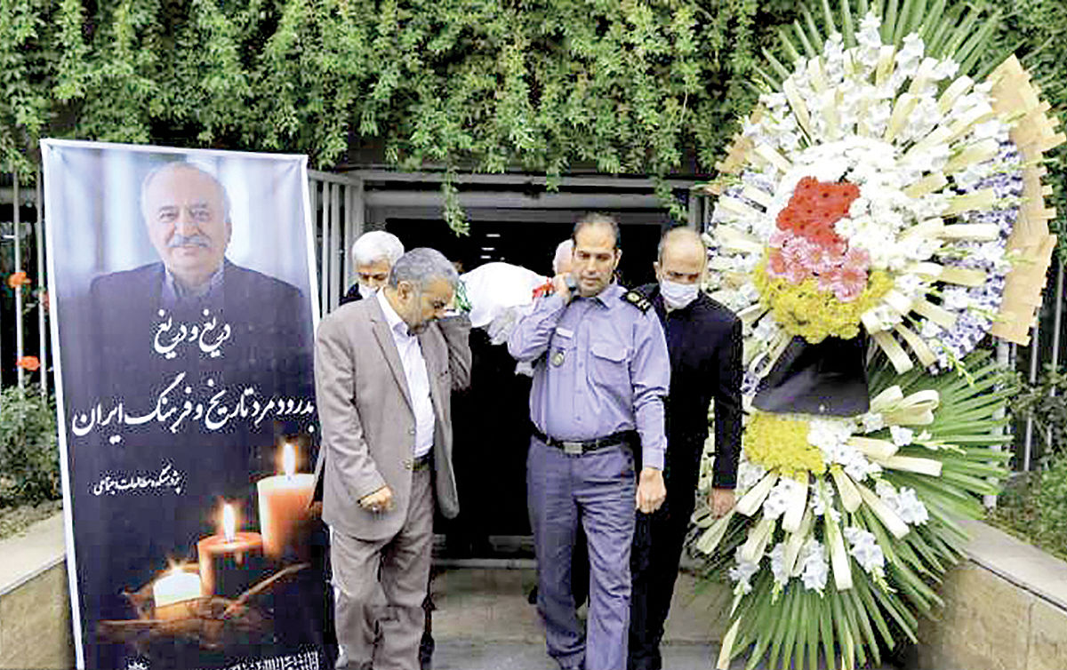 خاکسپاری پیکر ناصر تکمیل‌همایون در قزوین