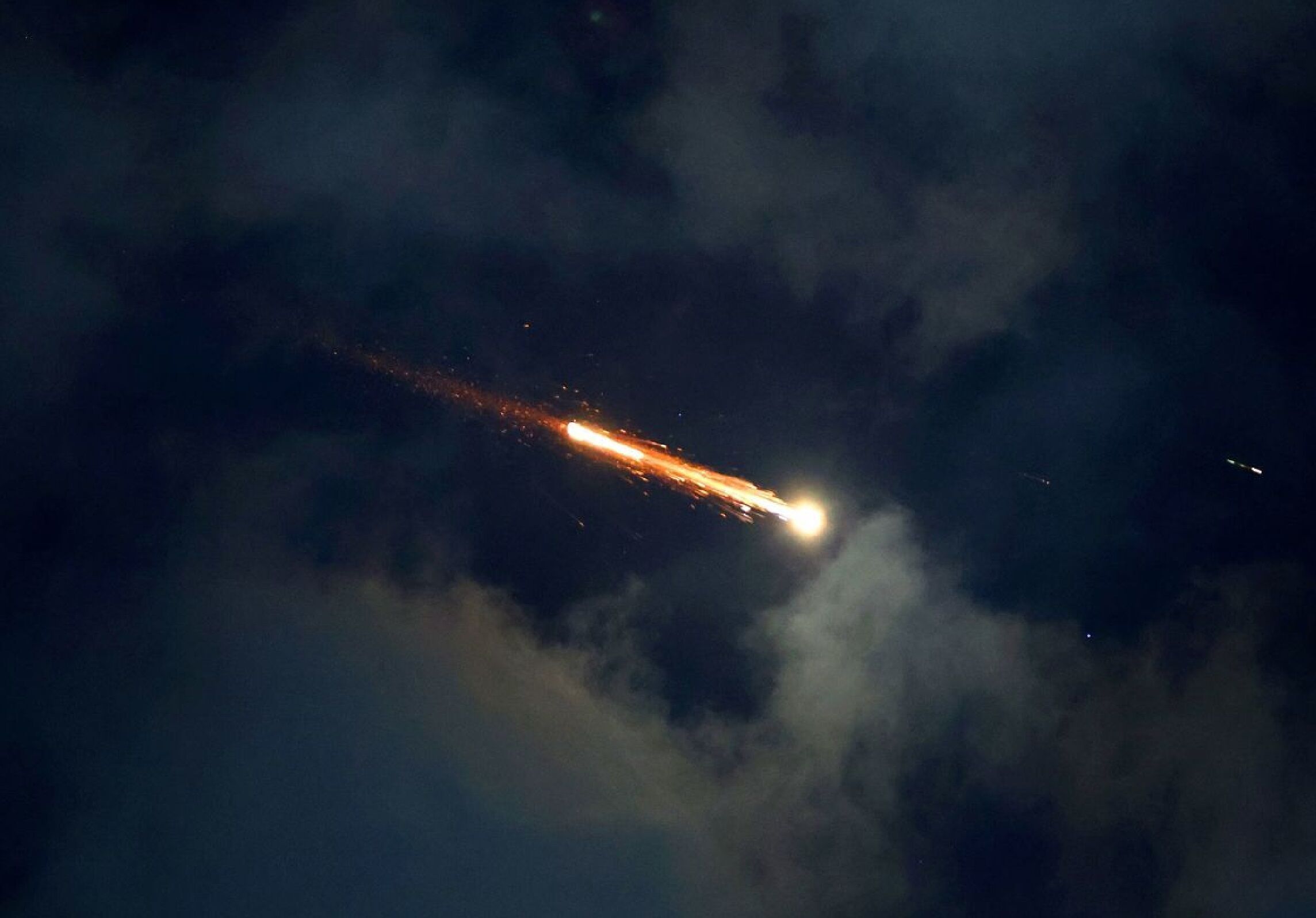 لحظه اصابت موشک ایرانی به منطقه صنعتی خولون تل‌آویو + فیلم